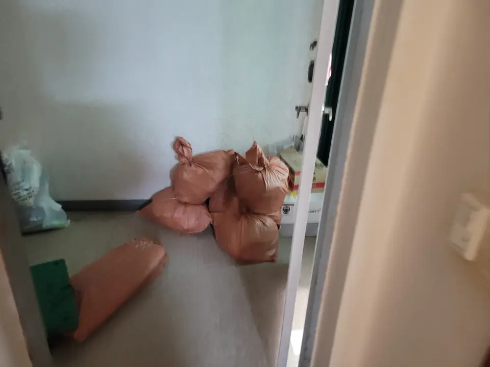 문 앞 바닥에 마대가 놓여 있는 모습