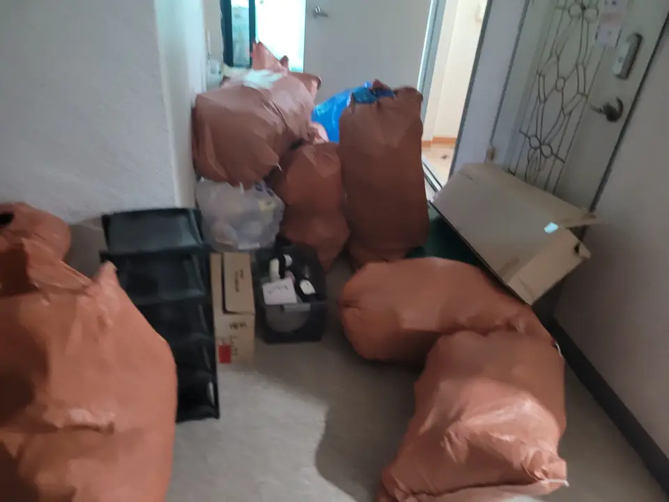 방 한쪽에 마대가 높이 쌓여 있는 모습