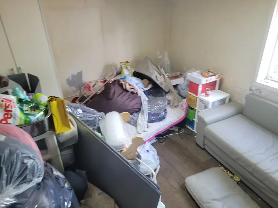 소파와 바닥에 물품이 놓인 방