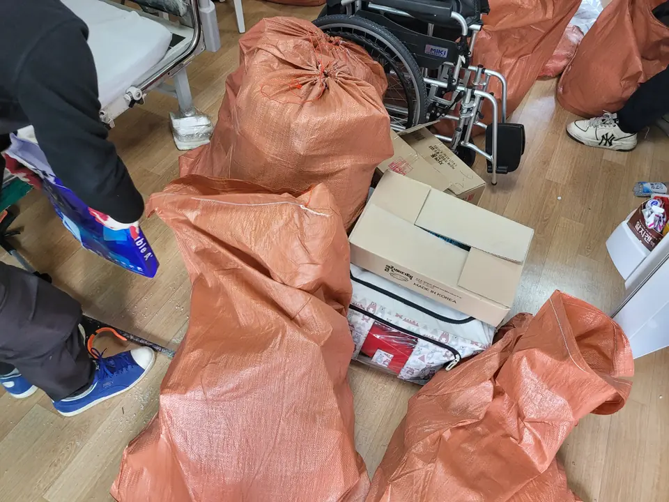 마대 사이에서 여러 작업자가 일하는 방 내부