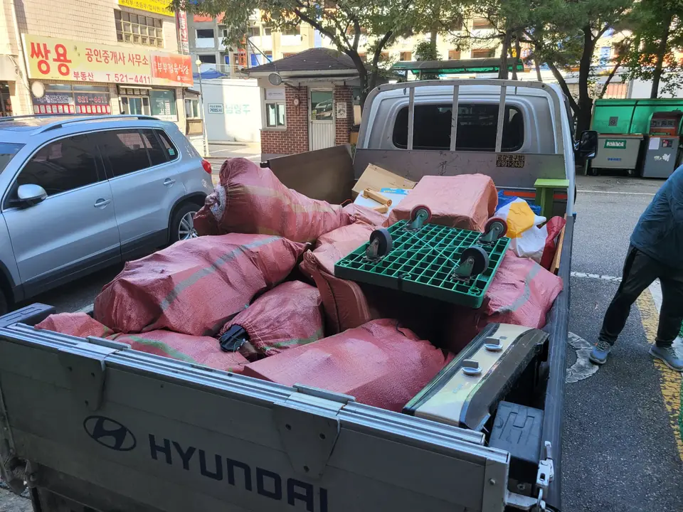 트럭 적재함에 마대와 상자가 실려 있는 모습